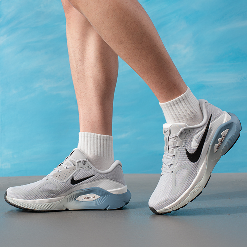 ナイキ メンズシューズ オリジナル 軽量 ロードランニングシ - Lightweight Road Running Shoes のレビューと価格